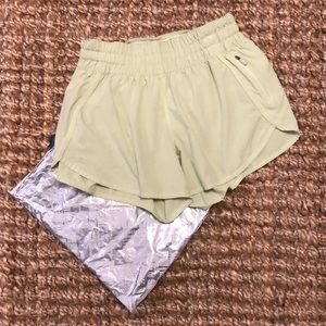 LULULEMON TRACKER SHORTS SIZE 8